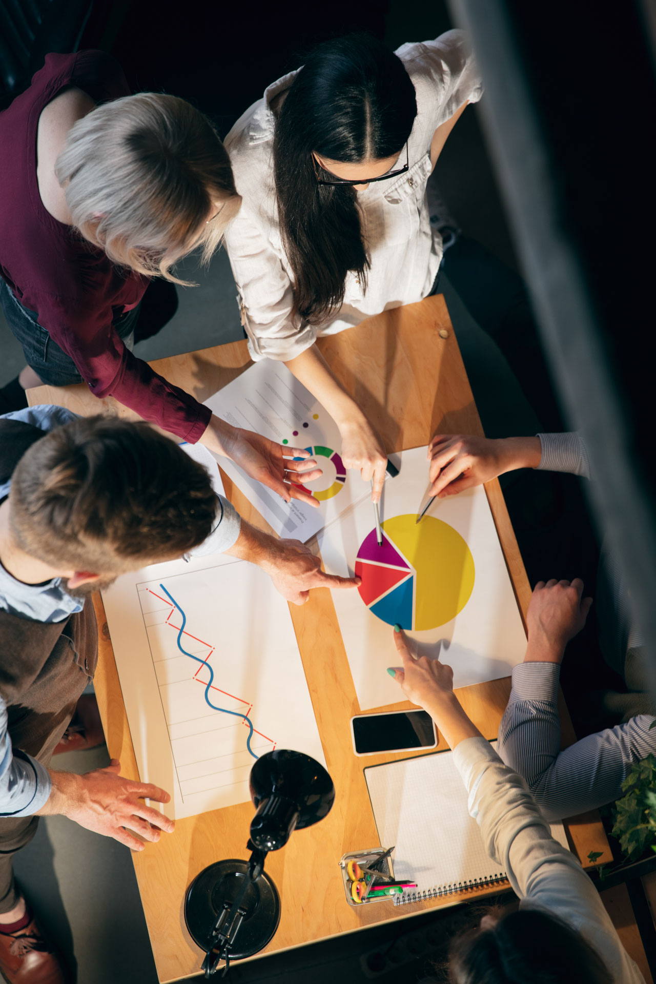 Kollegen arbeiten gemeinsam an der Implementierung einer KI-Lösung