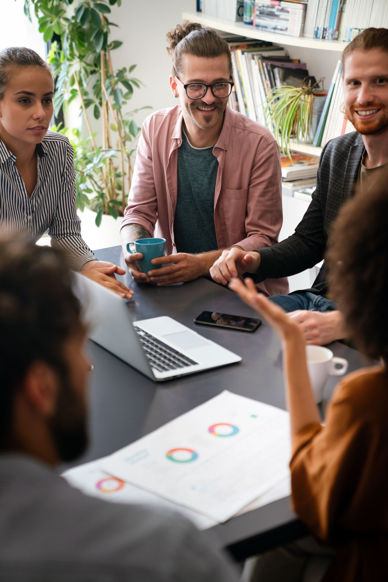 Geschäftsleute analysieren Daten und besprechen KI-Strategie