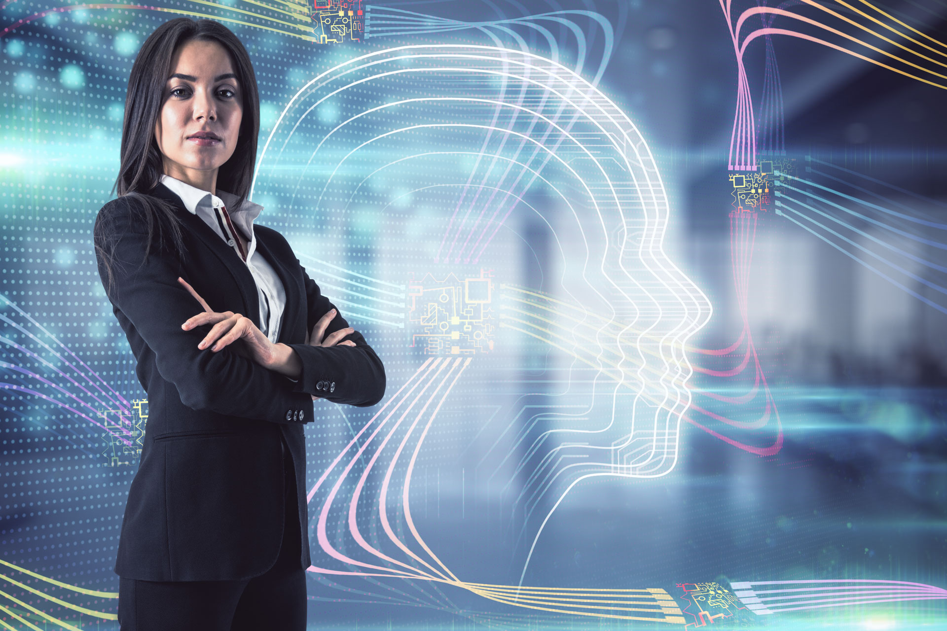 Geschäftsfrau steht selbstbewusst vor digitaler Sicherheitsvisualisierung